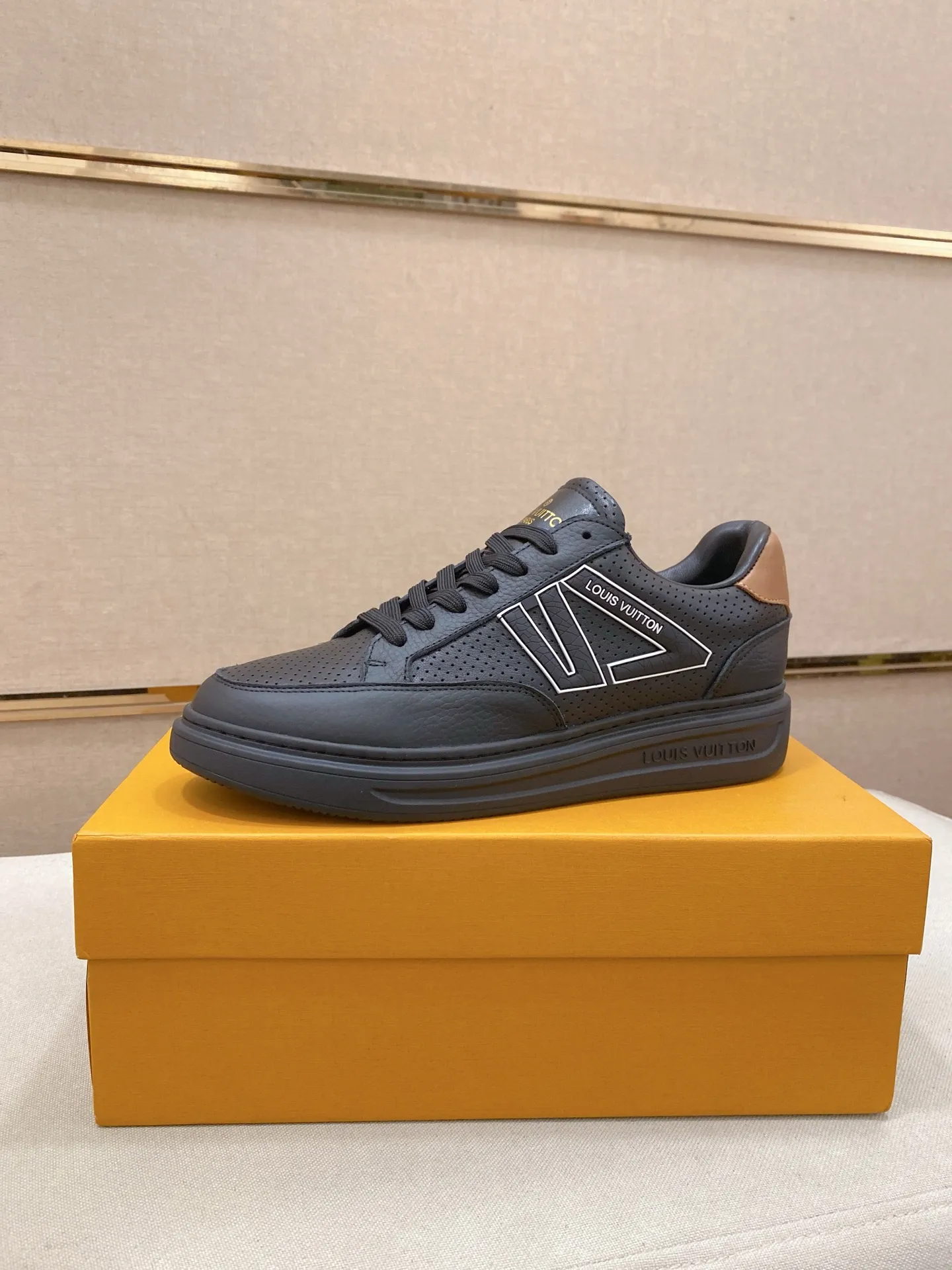 Men's shoes 💰: 420💰🎉🎉LV~Louis Vuitton trendy men's shoes New shipments Latest matching The same style as the official website Super high quality Hot sales of the season [strong] [strong] [strong] Selected first-layer cowhide, comfortable cowhide lining, original last, comfortable on the foot, wear-resistant rubber outsole Size number: 38-44.